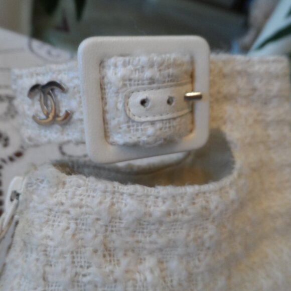 Chanel Ivory/Black Wool Tweed-Patent Leather Ankle Boots w/Buckle-Logo Size 39.5 - Picture 9 of 16